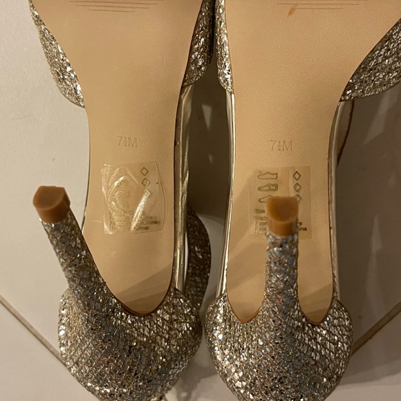 NWT, NIB David’s Bridal size 7.5 beautiful gold sparkle dress heels - Picture 3 of 10